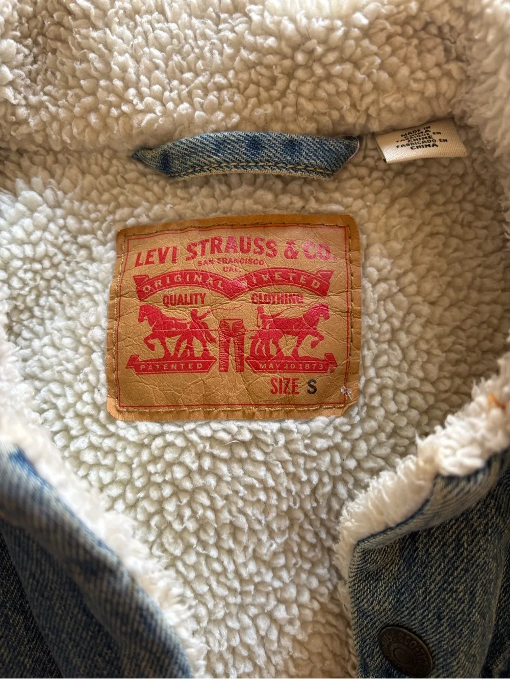 Levi's Light Blue Denim Jacket with Cream Sherpa Collar - Picture 4 of 4